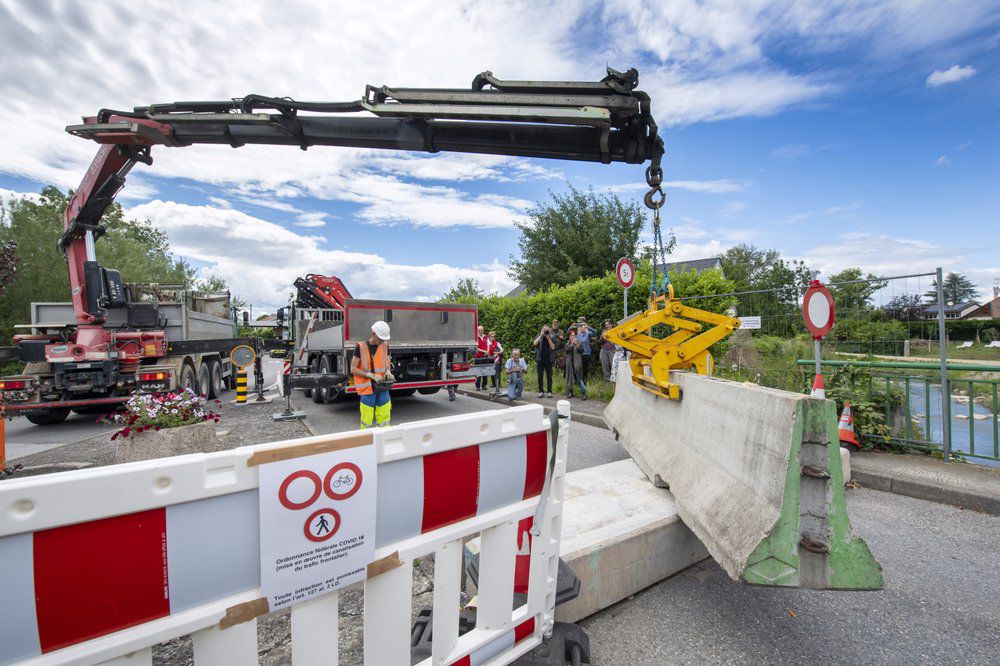 Crane removes barricades in Switzerland